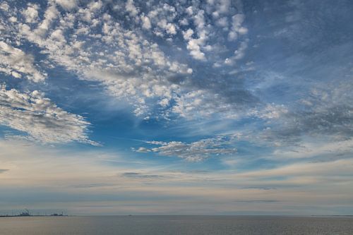 Wolkenlucht boven de monding van de Eems