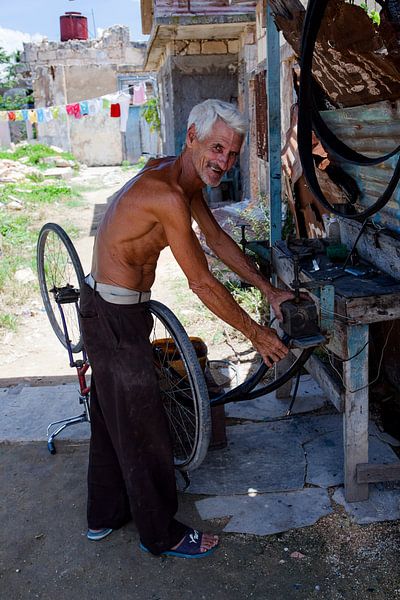 Cubaanse fietsenmaker van 2BHAPPY4EVER.com photography & digital art