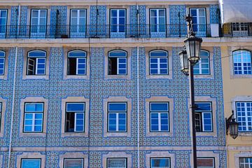 Met Portugese azulejo's betegelde gevel in Lissabon van Studio LE-gals