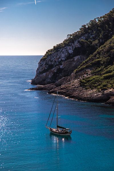 Zeilboot in de baai van Cala Llonga van Alexander Wolff