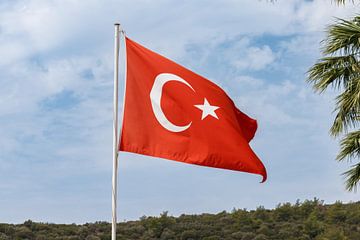 Türkische Flagge im Wind von de-nue-pic