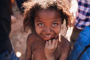 Malagasy girl in kleur van Froukje Wilming