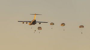 Eine C-17 Globemaster III der US-Luftwaffe setzt Fallschirmjäger ab.