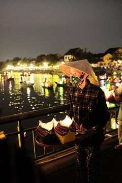 Lampionnen verkoopster 2 in Hoi-An Vietnam van Sander van Kal