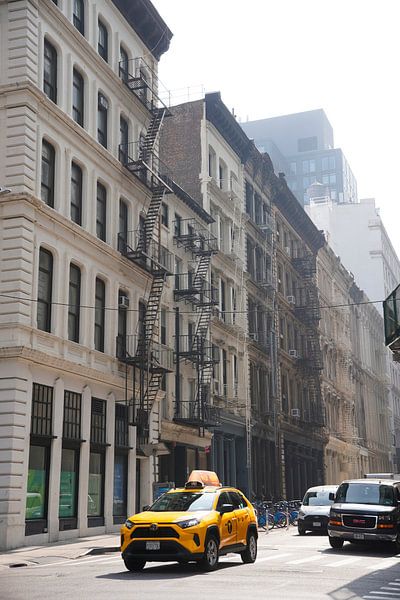 New Yorker gelbes Taxi in den Straßen von Soho von Lieke Nijssen