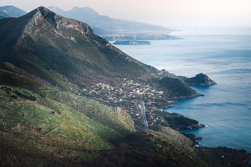 Italiaans Landschap aan de Kust. van Sven en Roman