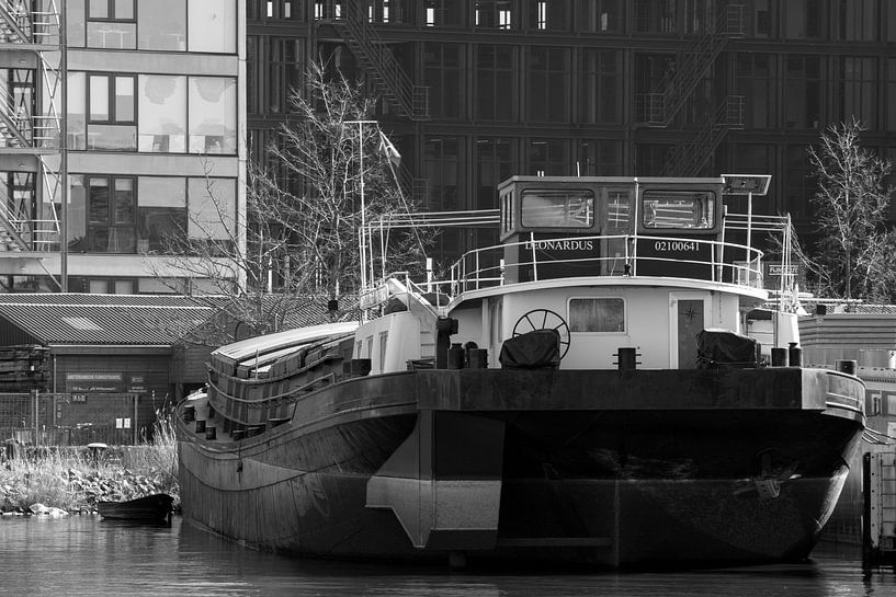 Amsterdamer Hafen in Schwarz-Weiß von scheepskijkerhavenfotografie