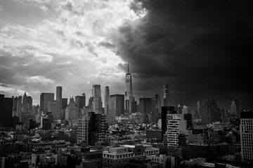 Sturm über Manhattan – Schwarz-weiße Skyline von New York von Thea.Photo