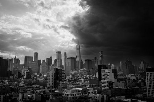 Storm over Manhattan – Black and White Skyline of New York