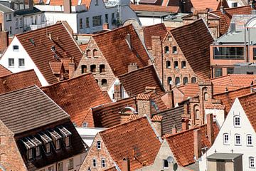 Daken van traditionele rode bakstenen huizen in de oude middeleeuwse stad Luebeck, Noord-Duitsland,  van Maren Winter