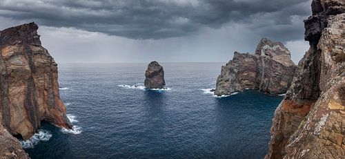 Bedrohlicher Himmel an der Küste und über der Steilküste Madeiras. Ponta de Sao Laurenco.