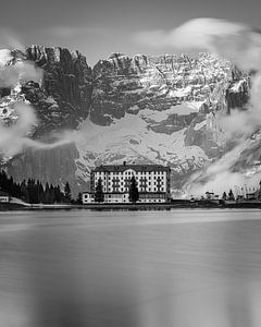Der Misurina-See in Schwarz und Weiß