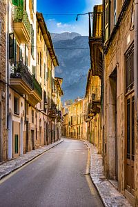 Gezicht op een straat in Soller, stad in het Serra de Tramuntana gebergte