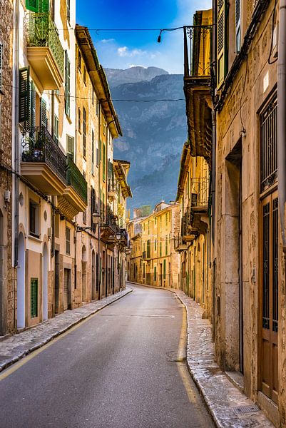 Blick auf eine Straße in Soller, Stadt in der Serra de Tramuntana von Alex Winter