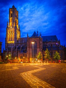 Eusebiuskerk in de avond in Arnhem met het marktplein van Bart Ros