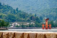 Torii bij de Itsukushima Shrine, Japan