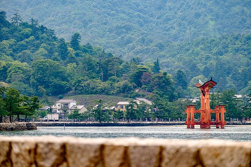 Torii bij de Itsukushima Shrine, Japan