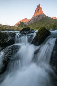 Le Stetind - montagne nationale de Norvège au coucher du soleil