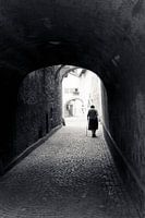Vrouw in poort, Italië. Een beeld zoals je maar 1x maakt in je leven!