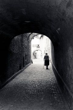 Vrouw in poort, Italië. Een beeld zoals je maar 1x maakt in je leven! van marcel schoolenberg