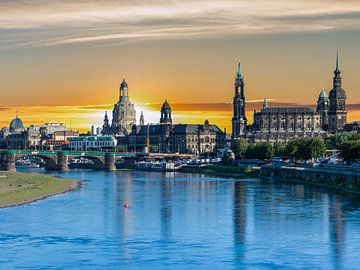 Panorama van Dresden bij zonsondergang van Animaflora PicsStock