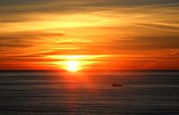 Sonnenaufgang mit Boot van Peter Norden thumbnail