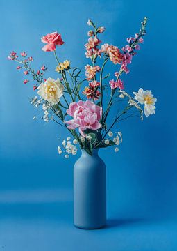 Bloemenboeket in blauwe vaas op blauwe achtergrond van Sander Hupkes