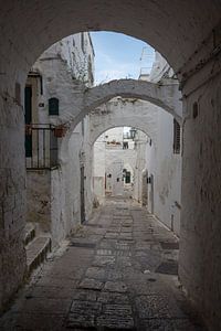 Rue en arc de cercle dans la ville blanche d'Ostuni en Italie
