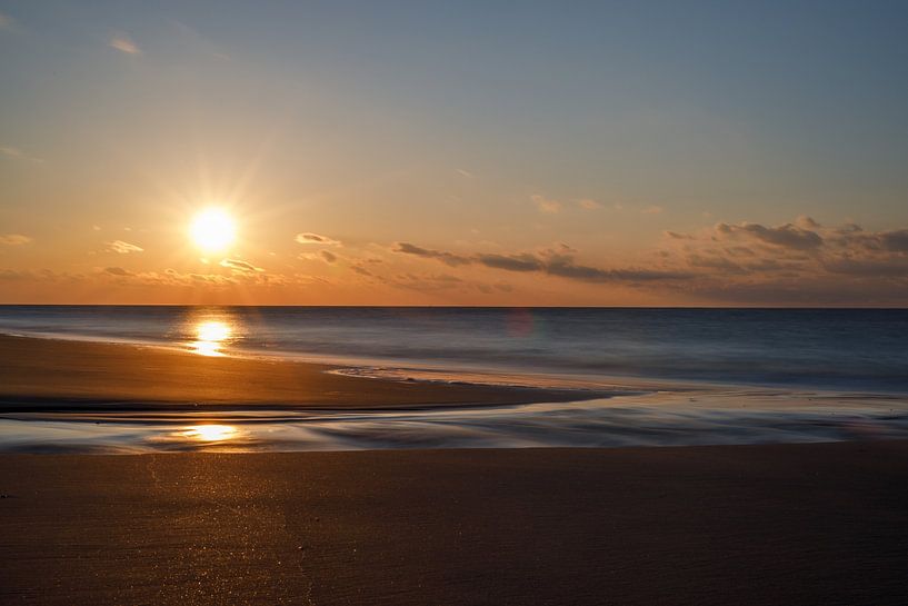 Die Sonne versinkt langsam im Meer von PIX on the wall