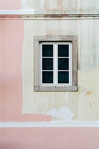 Fenêtre à Lisbonne ᝢ façade rose photographie de voyage Portugal Europ sur Hannelore Veelaert