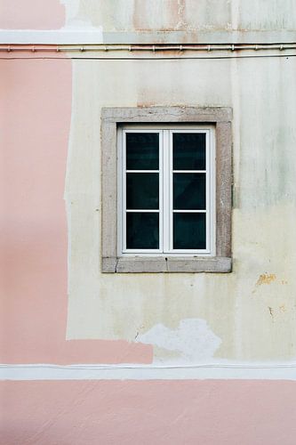 Venster in Lissabon ᝢ roze gevel reisfotografie Portugal Europe