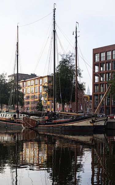 Jachthaven Oosterhaven met Martinitoren op achtergrond van Stadspronk