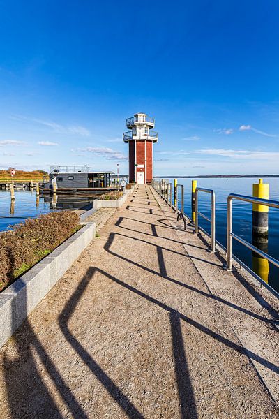 Leuchtturm und Hafen am Plauer See in der Stadt Plau am See von Rico Ködder