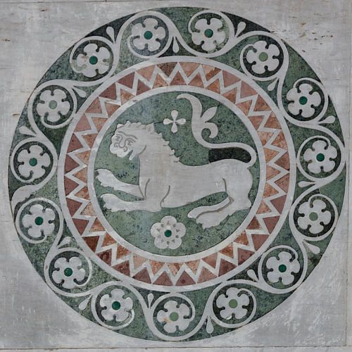 Reliëf van Leeuw op de Sint Martin Kathedraal in Lucca, Toscane, Italië