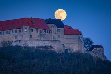 Château de Neuchâtel à la pleine lune sur Martin Wasilewski
