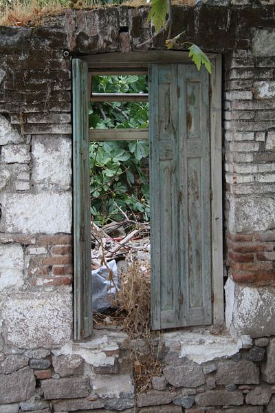 Verlaten en vervallen huis in Griekenland van Jetty Boterhoek