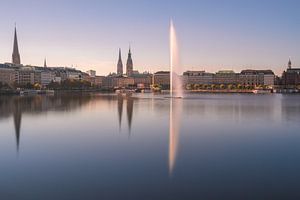 De Binnenalster in Hamburg Duitsland op een zonnige dag