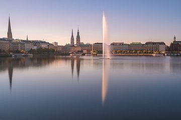 De Binnenalster in Hamburg Duitsland op een zonnige dag van Marga Vroom