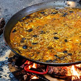 Paella on fire by Dieter Walther