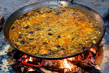 Paella on fire by Dieter Walther
