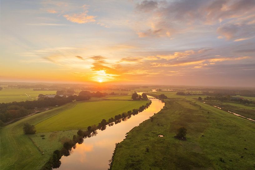 Lever de soleil sur la rivière Vecht vue d'en haut en automne à Overijssel, par Sjoerd van der Wal Photographie