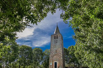 Doorkijk van het kerkje van Tsjerkebuorren in Friesland