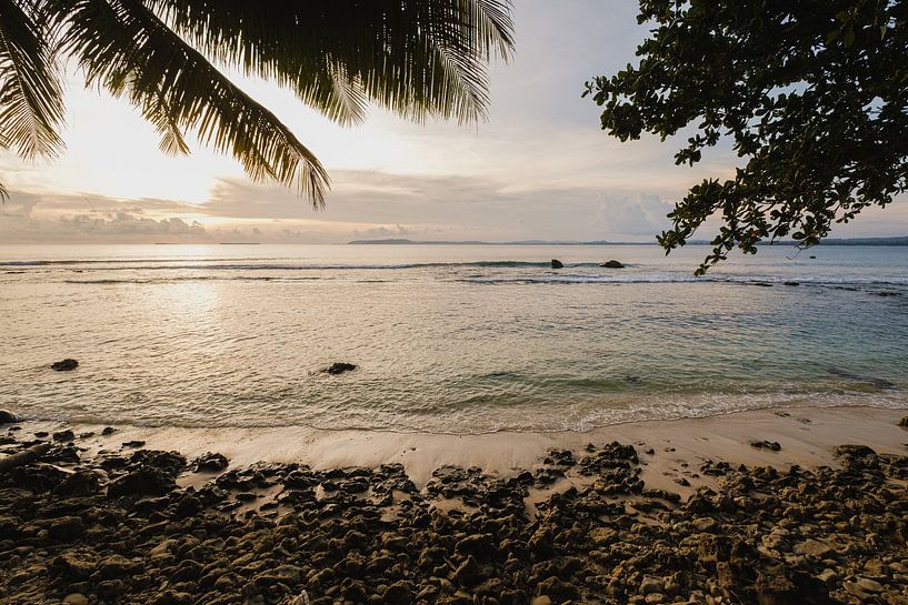 Zonsondergang strand Mentawai 2 van Andy Troy