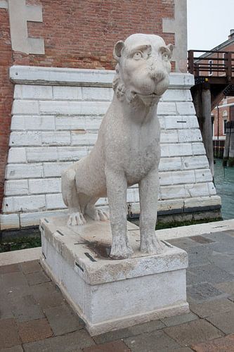 Oud Romeins beeld van leeuw voor het arsenaal in Venetië, Italië