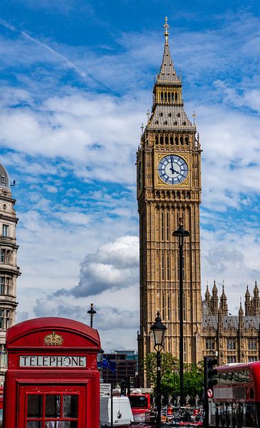 Big Ben à Londres avec cabine téléphonique rouge en Angleterre verticale par Animaflora PicsStock
