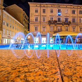 Kroatië : Jadranski Trg Rijeka bij nacht van Photoart-Naegele