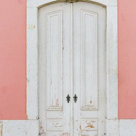 Alte Tür in Lissabon | Pastellfarbe | Portugal von Youri Claessens