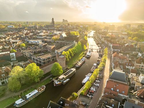Zwolle stad Thorbeckegracht luchtfoto tijdens een voorjaarszonsondergang