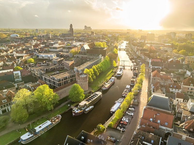 Zwolle city Thorbeckegracht aerial view during a springtime sunset (vue aérienne de la ville de Zwolle Thorbeckegracht lors d'un coucher de soleil au printemps) par Sjoerd van der Wal Photographie