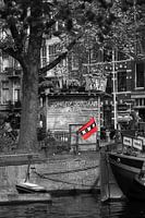Vlag van Amsterdam op een woonboot bij het Johnny Jordaan plein in Amsterdam